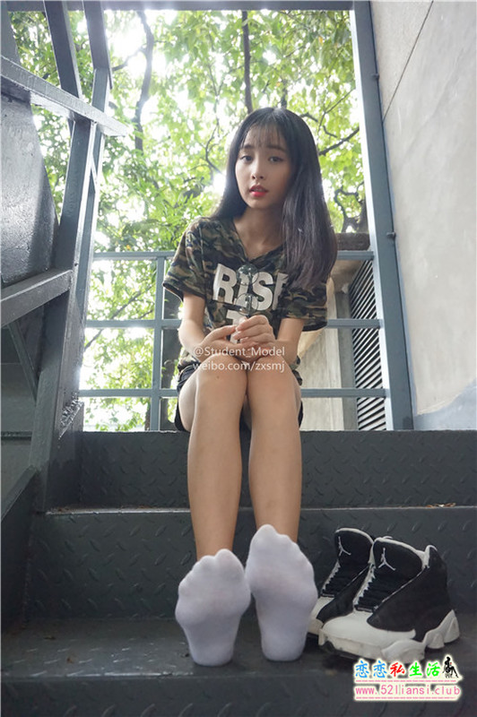[Student_Model] 编号30-小龙猫 迷彩上衣与白嫩脚丫的完美结合【40P/47M】