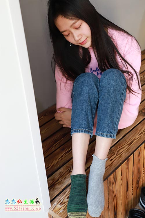 [物恋传媒] No.001 清纯系大一女生的vans与棉袜【254P/1.10G】