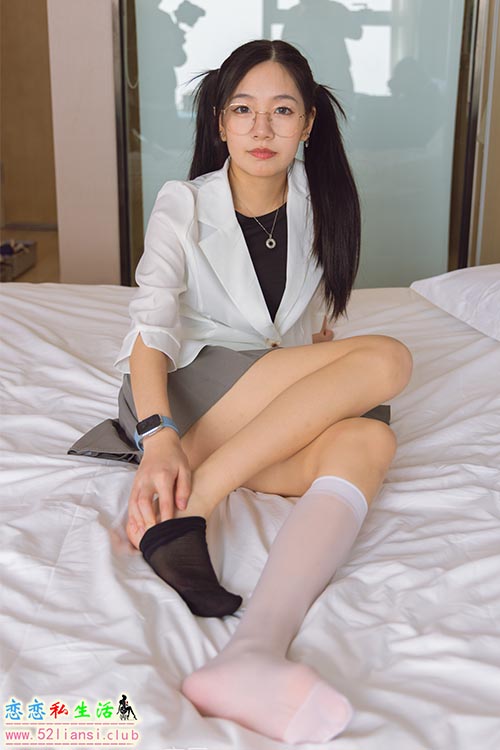 [袜啵啵] 253期 小甜豆-两双高跟鞋、一只脚小腿白丝、一只脚小腿黑丝(带视频)【220P+1V/7.06G】
