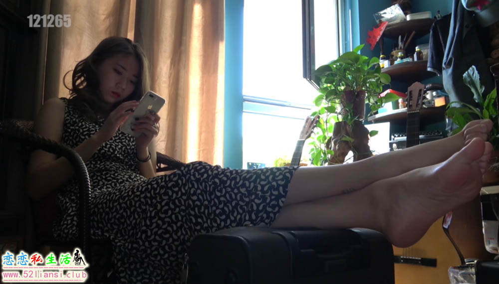 [视频] K&M 264-连衣裙凉高美女足秀【21min/1.04G】