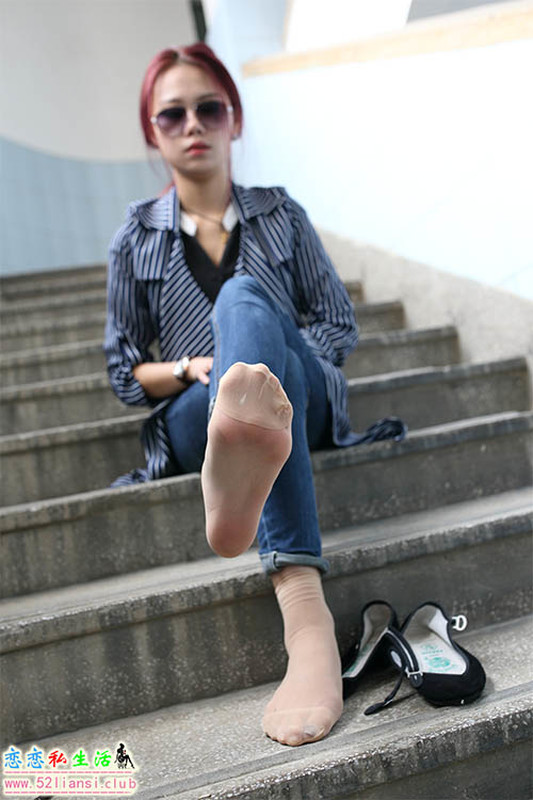 大西瓜爱牙膏-S041 御姐楼梯丝摄【63P/417M】 大西瓜爱牙膏-S041 御姐楼梯丝摄【63P/417M】