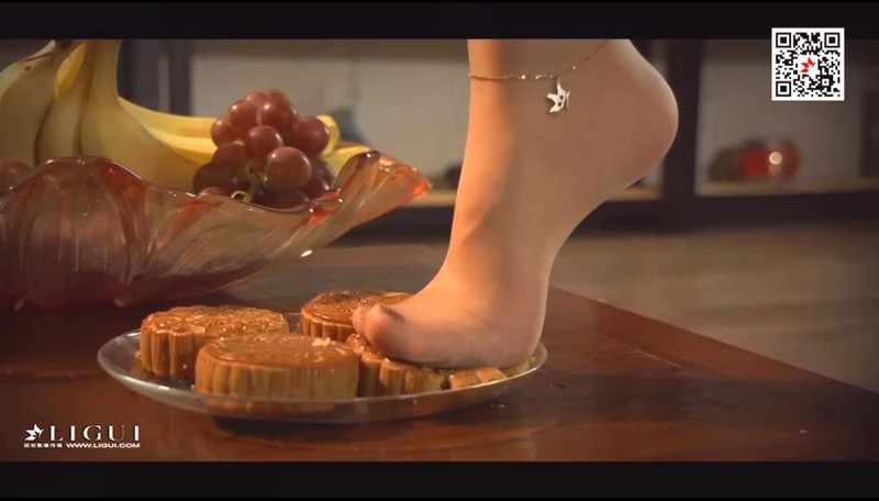 [Ligui丽柜视频]49-Vicky-高跟美腿的佳节盛宴【17min/555M】
