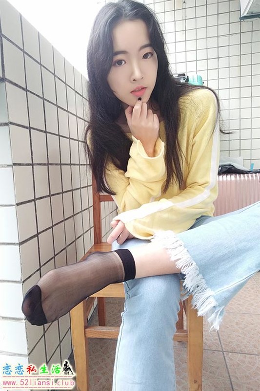 [学妹校园寝室丝短袜美脚]-第007期黄丽【97P/198M】