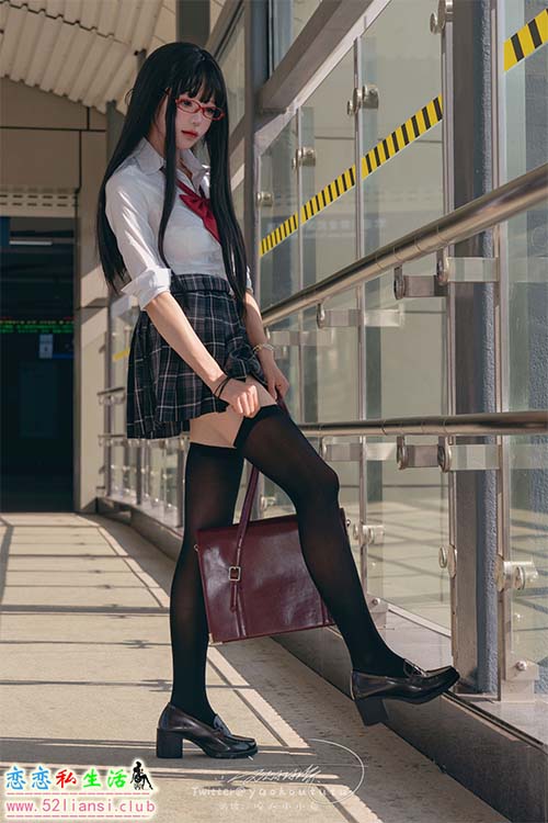 [美图精选]1114-咬一口兔娘-电车惊魂【51P+1V/184M】