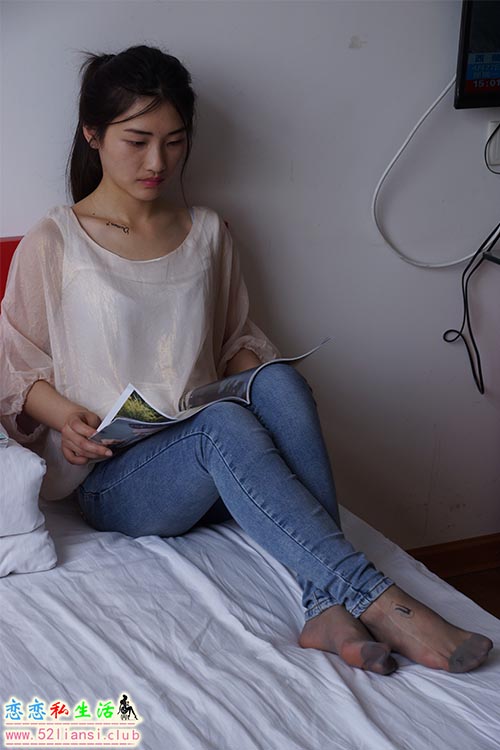 [自由摄影]No.005-惬意的周末经典短灰丝陪你看看书【93P/148M】