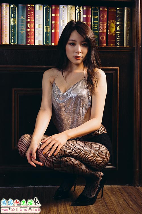 [街拍丝足]322-长腿美模 Ashley - 棚拍网袜黑丝【89P/272M】