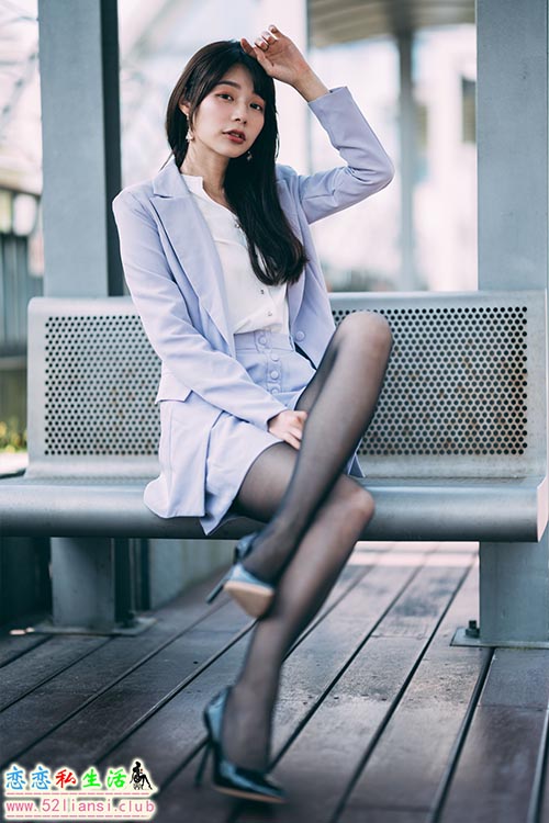 [街拍丝足]305-长腿美模 小葆 - 制服OL【43P/130M】