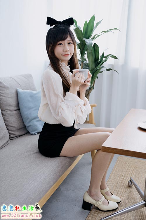 [街拍丝足]317-长腿美模 朵莉 - OL制服【85P/244M】