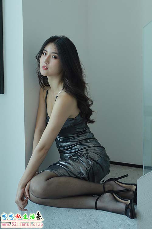 [IESS异思趣向] 丝享家 1467：小宝《液体金属裙》[80P／85MB]