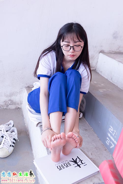 [袜啵啵] 002期 稚予-校服、贝壳头、白棉袜、裸足-常规版(带视频)【139P+1V/2.99G】