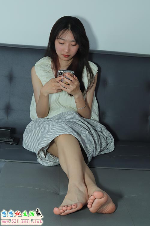 [Pary学生模拍]103 换个灯光模式拍摄芝芝，脚底纹理清晰可见【101P/787M】