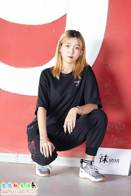 [袜啵啵] 018期 木木-运动鞋、白棉袜、裸足(带视频)【136P+1V/3.94G】