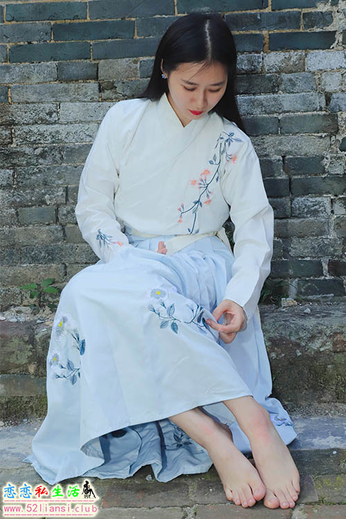 [Pary学生模拍]049 极品美女小芳穿上汉服古镇赤脚【151P/368M】