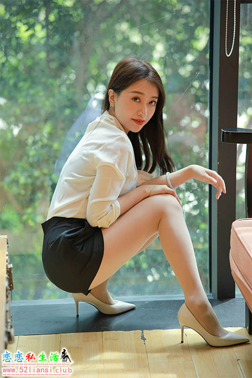 [IESS异思趣向] 丝享家 964：小婕《沙发上的佳人》【100P/116M】