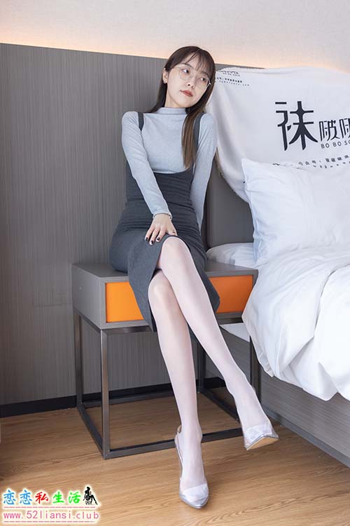 [袜啵啵] 309期 稚予-两双高跟鞋、灰丝、白丝、裸足、踩奶油蛋糕剧情(带视频)【180P+2V/7.1G】