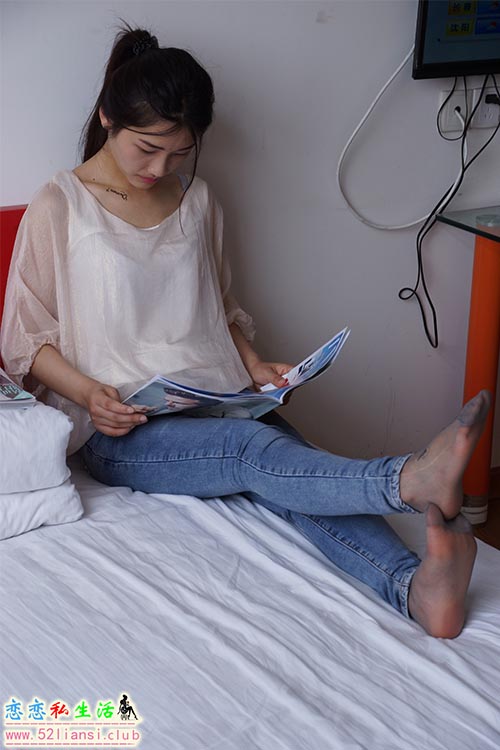 [自由摄影]No.005-惬意的周末经典短灰丝陪你看看书【93P/148M】
