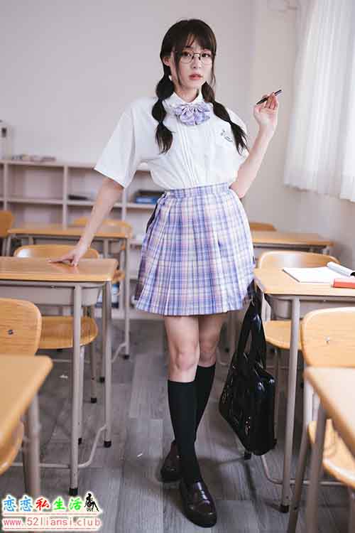 [街拍丝足]476-长腿美模 Ashley - 学生服【115P/309M】