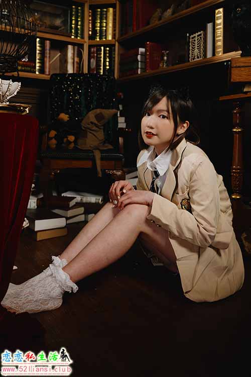 [街拍丝足]483-长腿美模 柯姿 - 学生服棚拍【93P/292M】