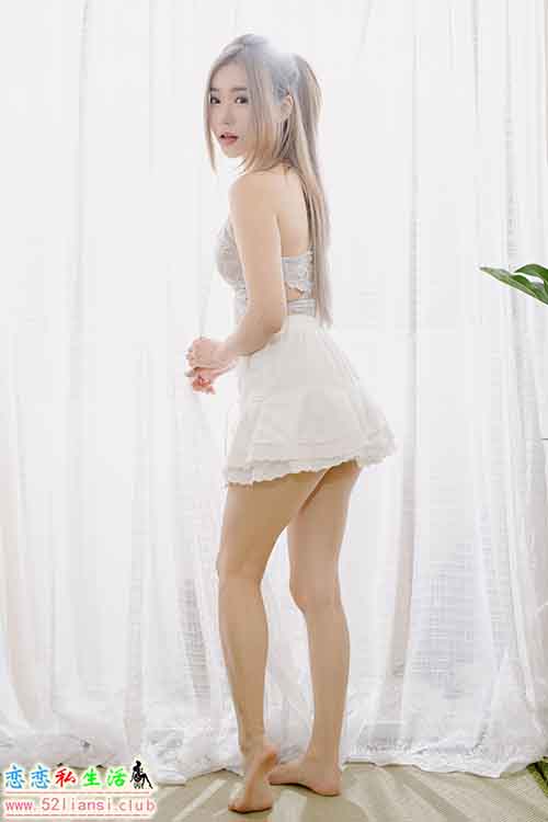 [街拍丝足]482-长腿美模 凯云 - 短裙棚拍【120P/381M】