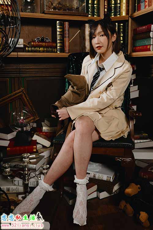 [街拍丝足]483-长腿美模 柯姿 - 学生服棚拍【93P/292M】