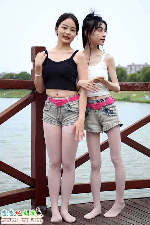 [初夏女神]257期 柒柒、双双~《光彩照人》天气在热也挡不住我们出门瞎逛(带视频)【130P+1V/4.7G】
