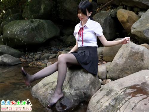 [油管精选] 008-夏天就是要跟学妹來溪边玩水呀2-Tiffany【9min/973M】