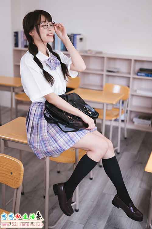 [街拍丝足]476-长腿美模 Ashley - 学生服【115P/309M】