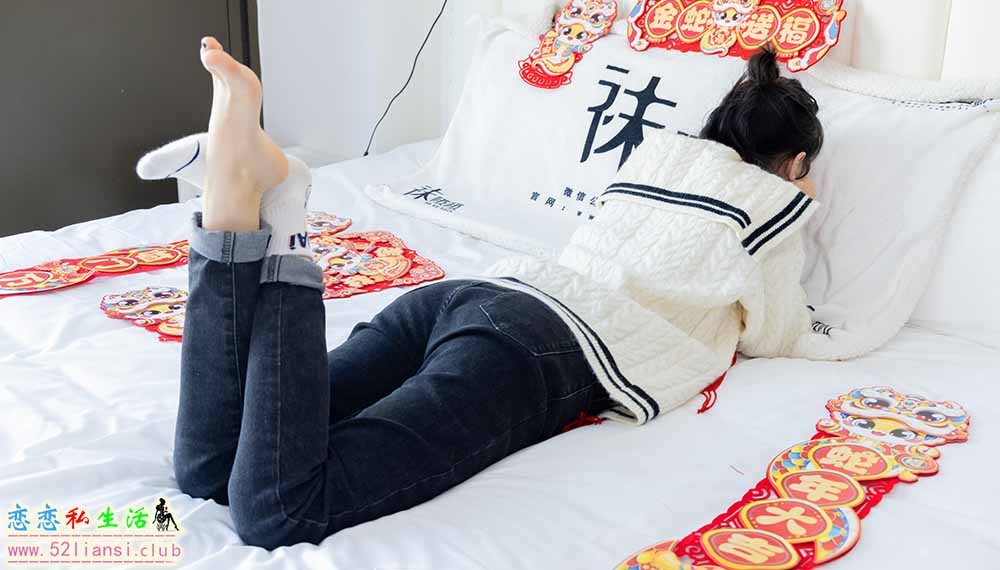 [袜啵啵] 481期 糯米-板鞋、白棉袜、裸足-黑白美甲、对联迎新春，半脱袜子剧情(带视频)【150P+1V/6.16G】