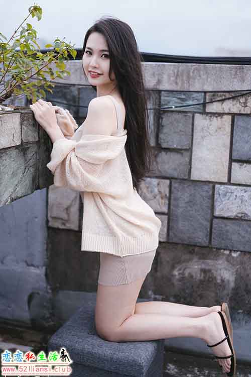 [街拍丝足]497-长腿美模 米浆 - 天台棚拍【93P/278M】