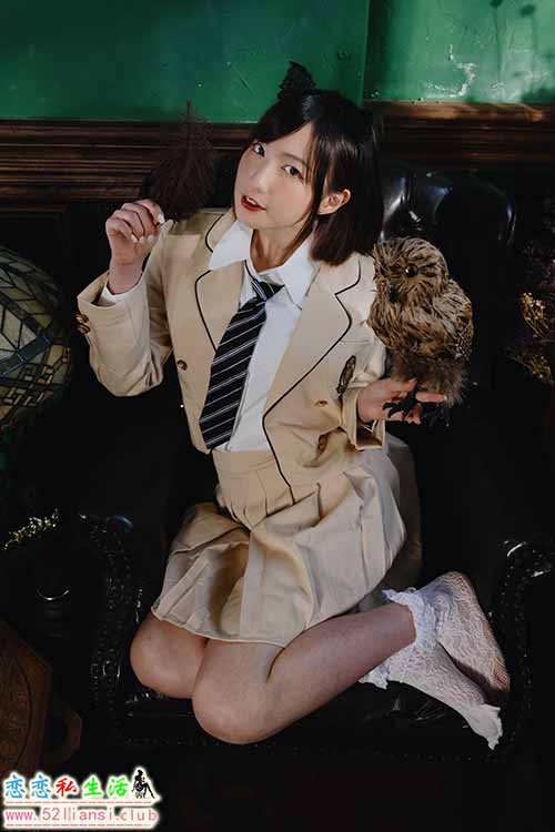 [街拍丝足]483-长腿美模 柯姿 - 学生服棚拍【93P/292M】