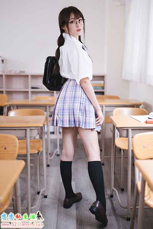 [街拍丝足]476-长腿美模 Ashley - 学生服【115P/309M】