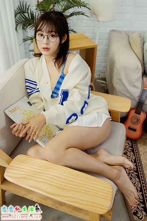 [街拍丝足]466-长腿美模 Ashley - 居家百褶裙【96P/326M】