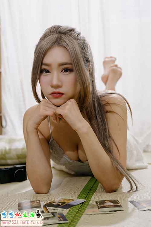 [街拍丝足]482-长腿美模 凯云 - 短裙棚拍【120P/381M】