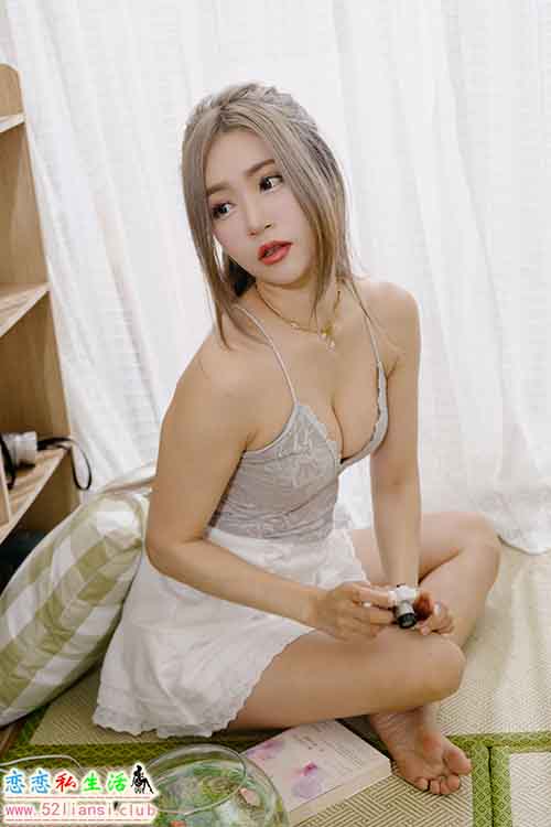 [街拍丝足]482-长腿美模 凯云 - 短裙棚拍【120P/381M】