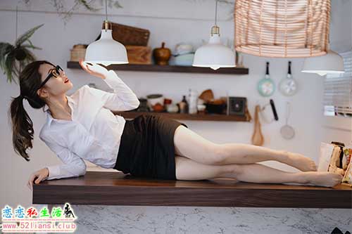 [街拍丝足]404-长腿美模 筱筱 - OL【52P/131M】