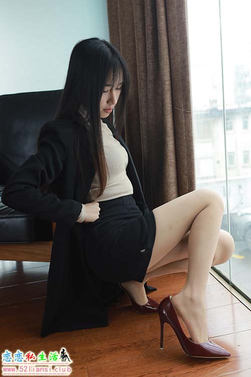 [IESS异思趣向] 丝享家 1694：美子《OL小黑裙》[87P／61MB]