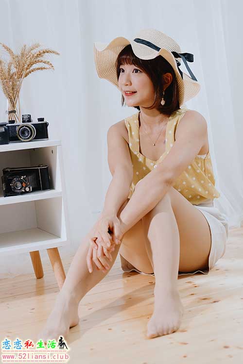 [街拍丝足]451-长腿美模 小栗 - 居家2【60P/111M】
