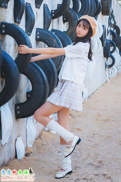 [美图精选]1498-西瓜少女(西呱呀呀呀)-白云森林短袖无外套【38P/75M】