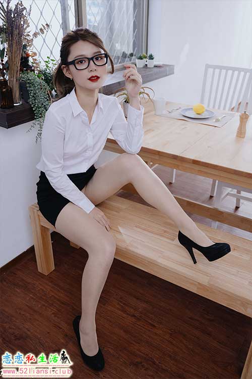 [街拍丝足]404-长腿美模 筱筱 - OL【52P/131M】