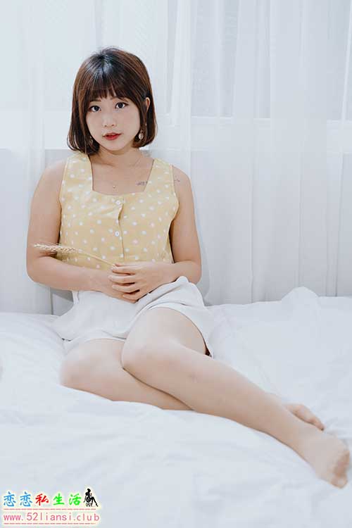 [街拍丝足]451-长腿美模 小栗 - 居家2【60P/111M】