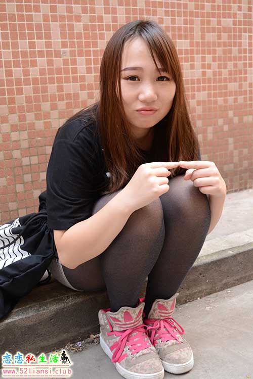 [精选资源]120-有点婴儿肥的丝袜潮鞋小姐姐【71P/22M】