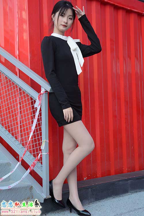 [初夏女神]131期 安妮~【显眼包】你们穿着厚厚的衣服逛街，我却穿着一条裙子成了显眼包(带视频)【140P+1V/3.1G】