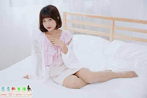 [街拍丝足]439-长腿美模 小栗 - 居家包裙肉丝【72P/136M】
