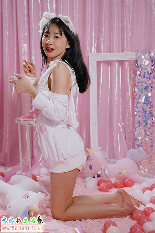 [街拍丝足]422-长腿美模 鲁鲁 - 睡衣棚拍【155P/305M】