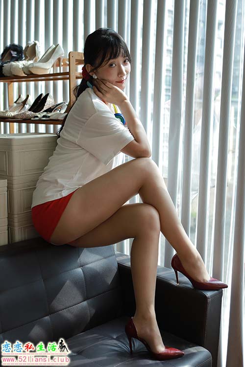 [IESS异思趣向] 丝享家 1826：秋秋《白T红裙》[82P-71MB]