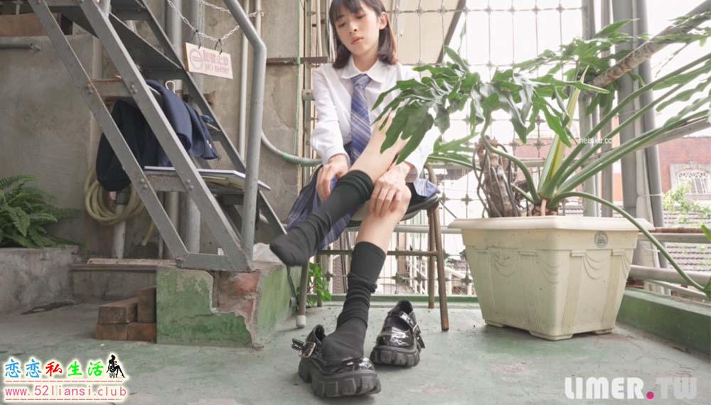 [Limerence] 100 子子 JK小腿袜到裸足的偷窥视角(带视频)【1V/1.95G】