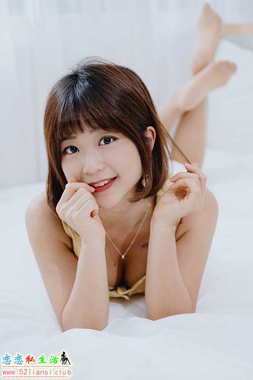 [街拍丝足]451-长腿美模 小栗 - 居家2【60P/111M】