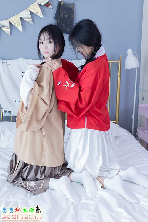 [袜啵啵] 400期 奶油甜甜圈-两双高跟鞋、白棉袜、肉丝(带视频)【158P+1V/6.63G】