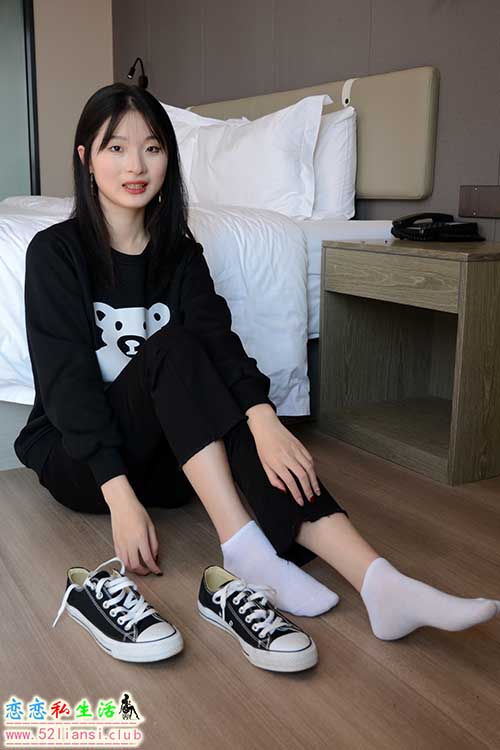 [初夏女神]145期 安妮~【光辉岁月】小熊卫衣、微喇裤、帆布鞋、黑色系列全套(带视频)【140P+1V/3.06G】