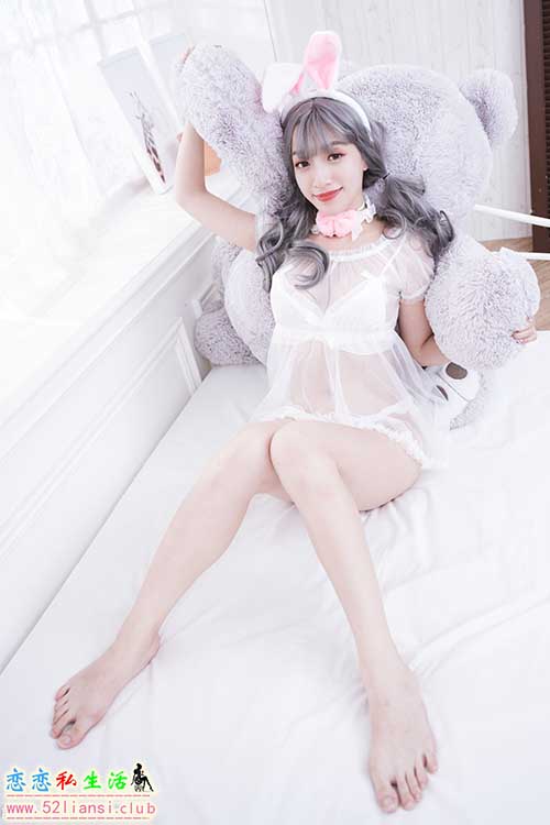 [街拍丝足]413-长腿美模 轩颖 - 玉兔【82P/154M】
